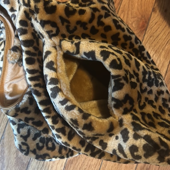 Plushy leopard print shoulder bag with hand pockets. Inside zipper as well. - Picture 2 of 4